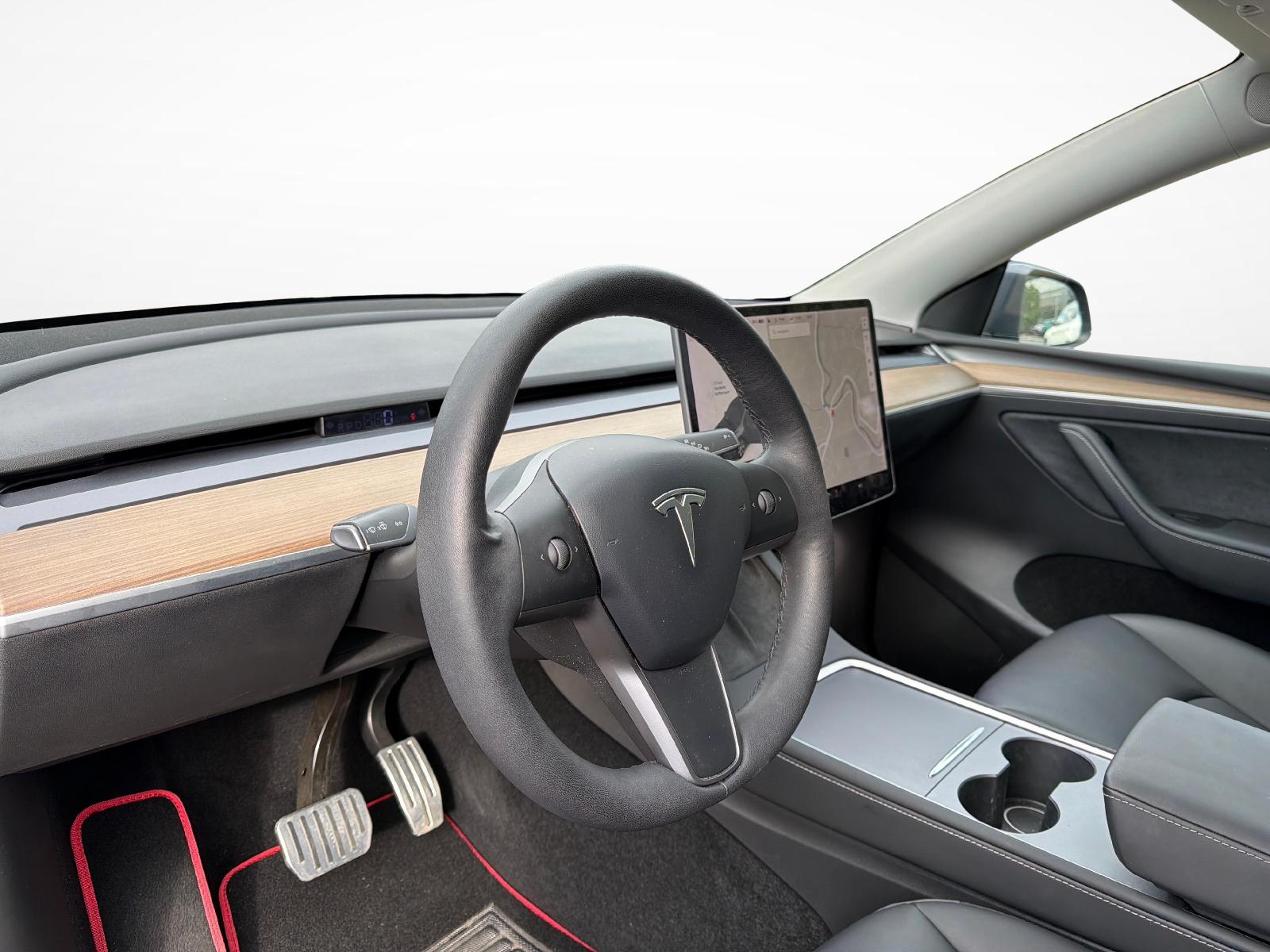 TESLA Model Y Long Range D-showroom-element-3