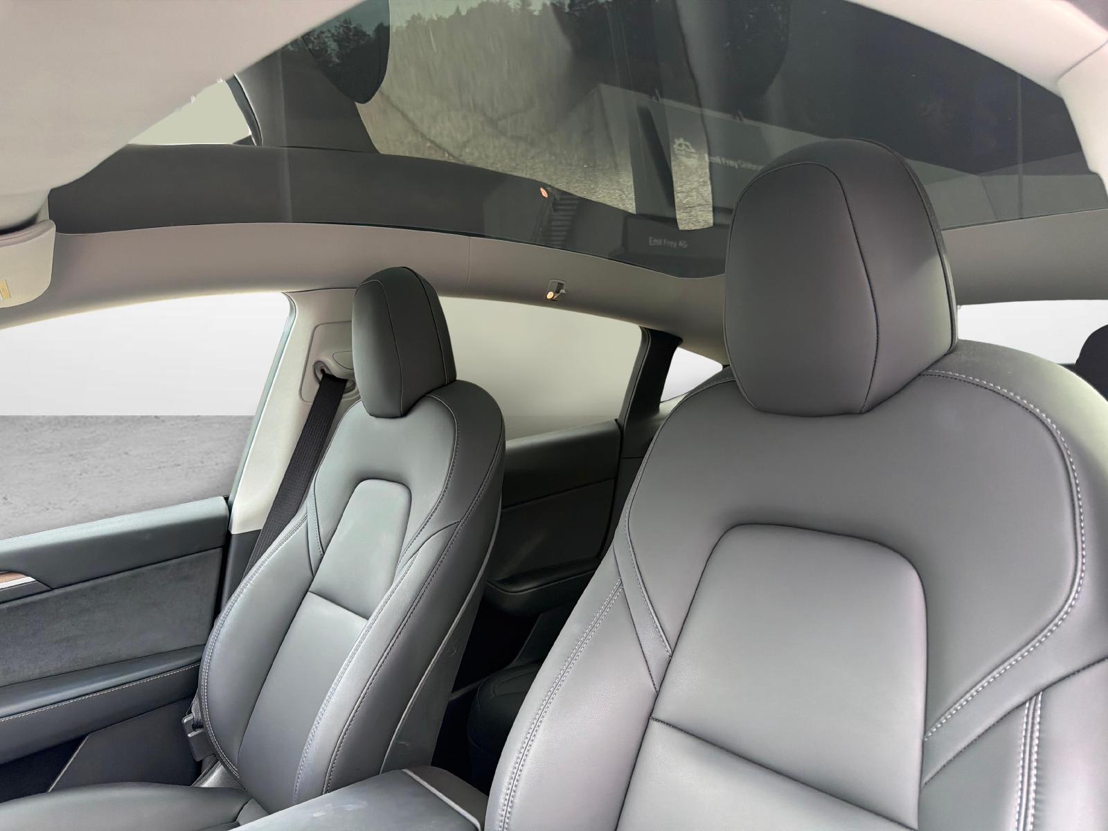 TESLA Model Y Long Range D-showroom-element-2
