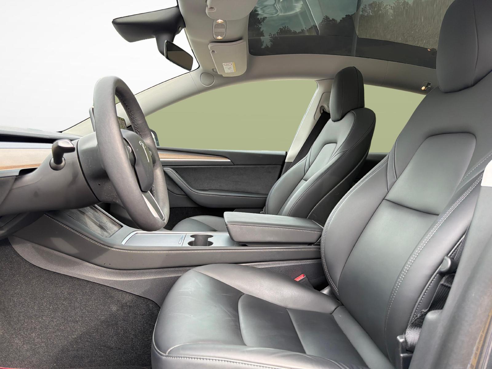 TESLA Model Y Long Range D-showroom-element-1