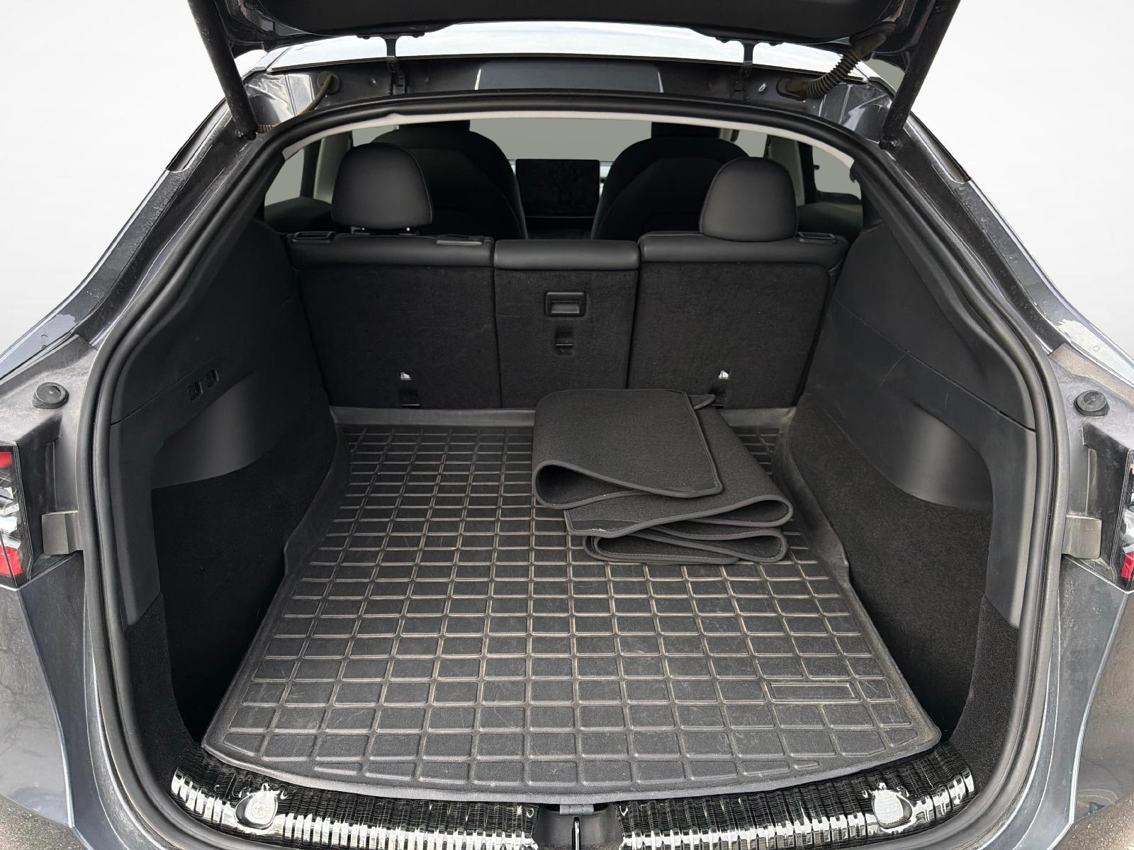 TESLA Model Y Long Range D-image-8