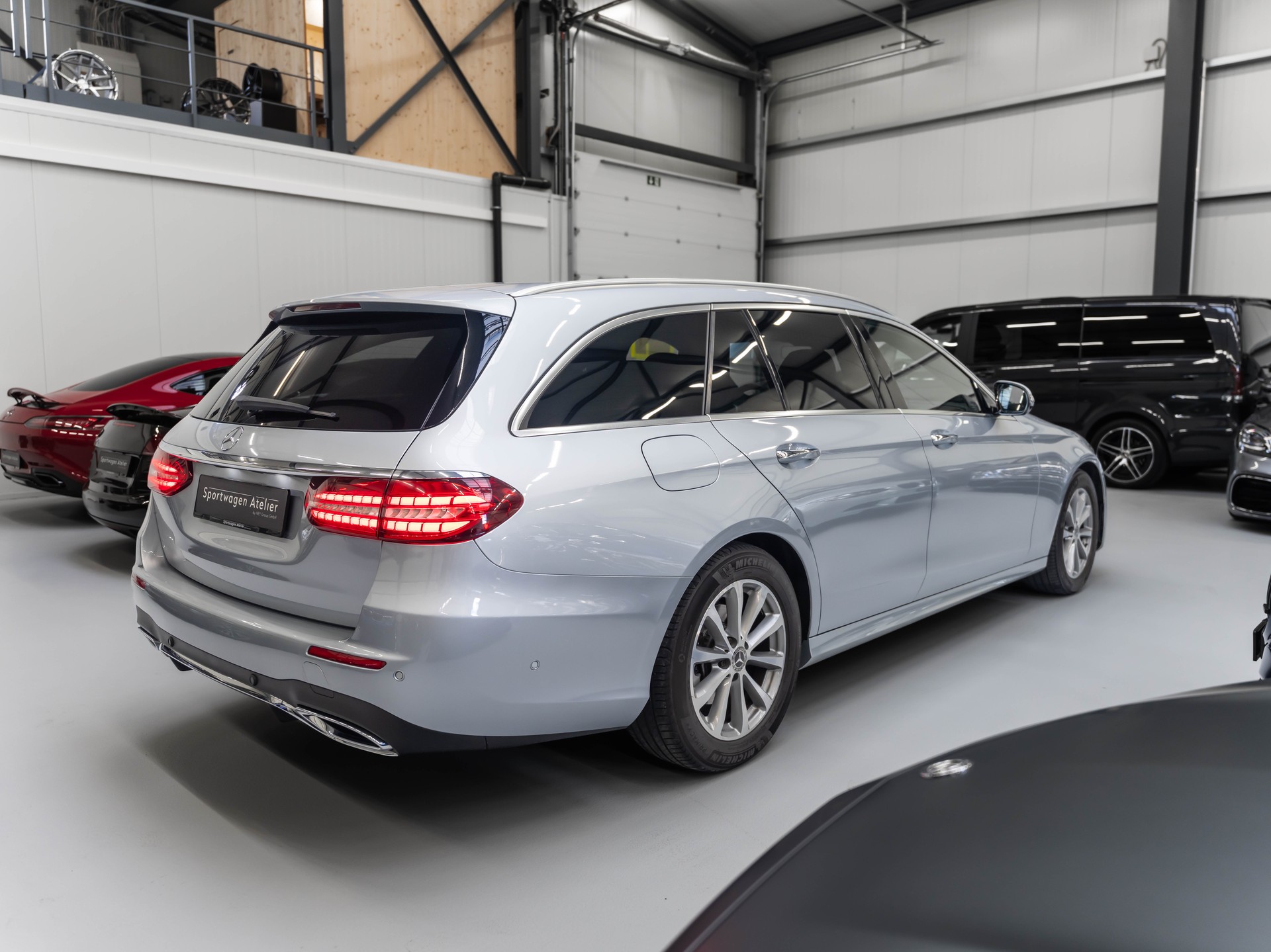 MERCEDES-BENZ E 220 d T 4Matic AMG Line 9G-Tronic-showroom-element-3