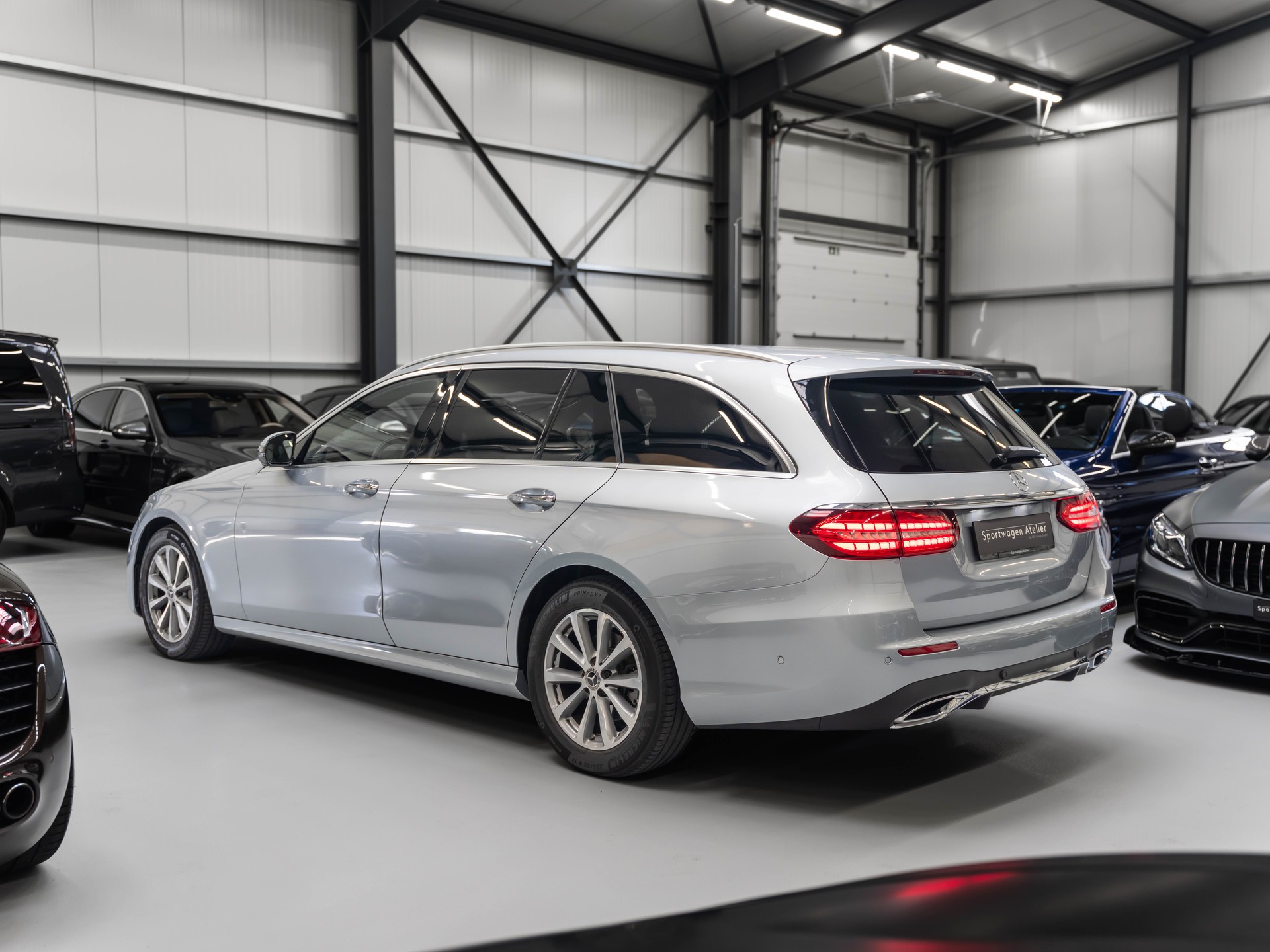 MERCEDES-BENZ E 220 d T 4Matic AMG Line 9G-Tronic-showroom-element-1