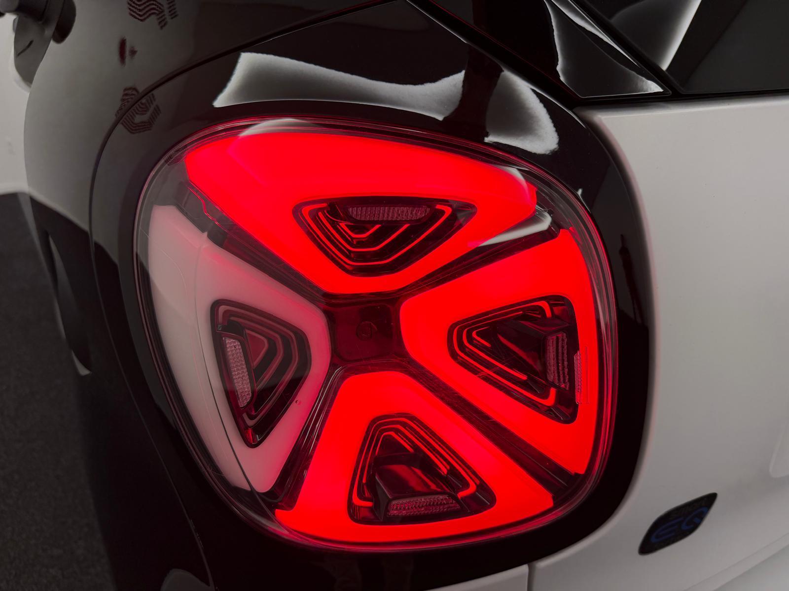 SMART Fortwo Coupé EQ Prime-image-8