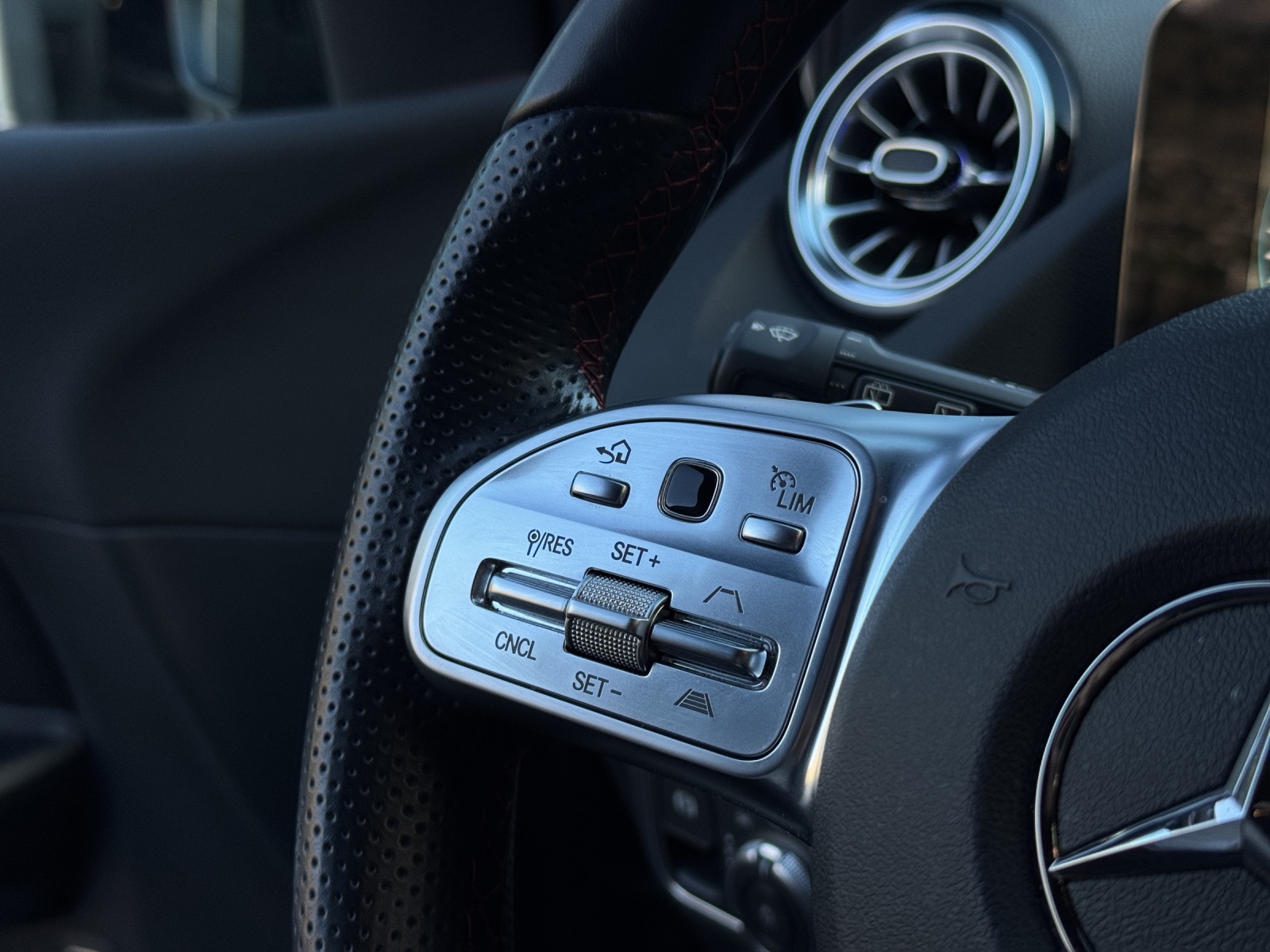 MERCEDES-BENZ B 200 d 4Matic AMG Line-image-22