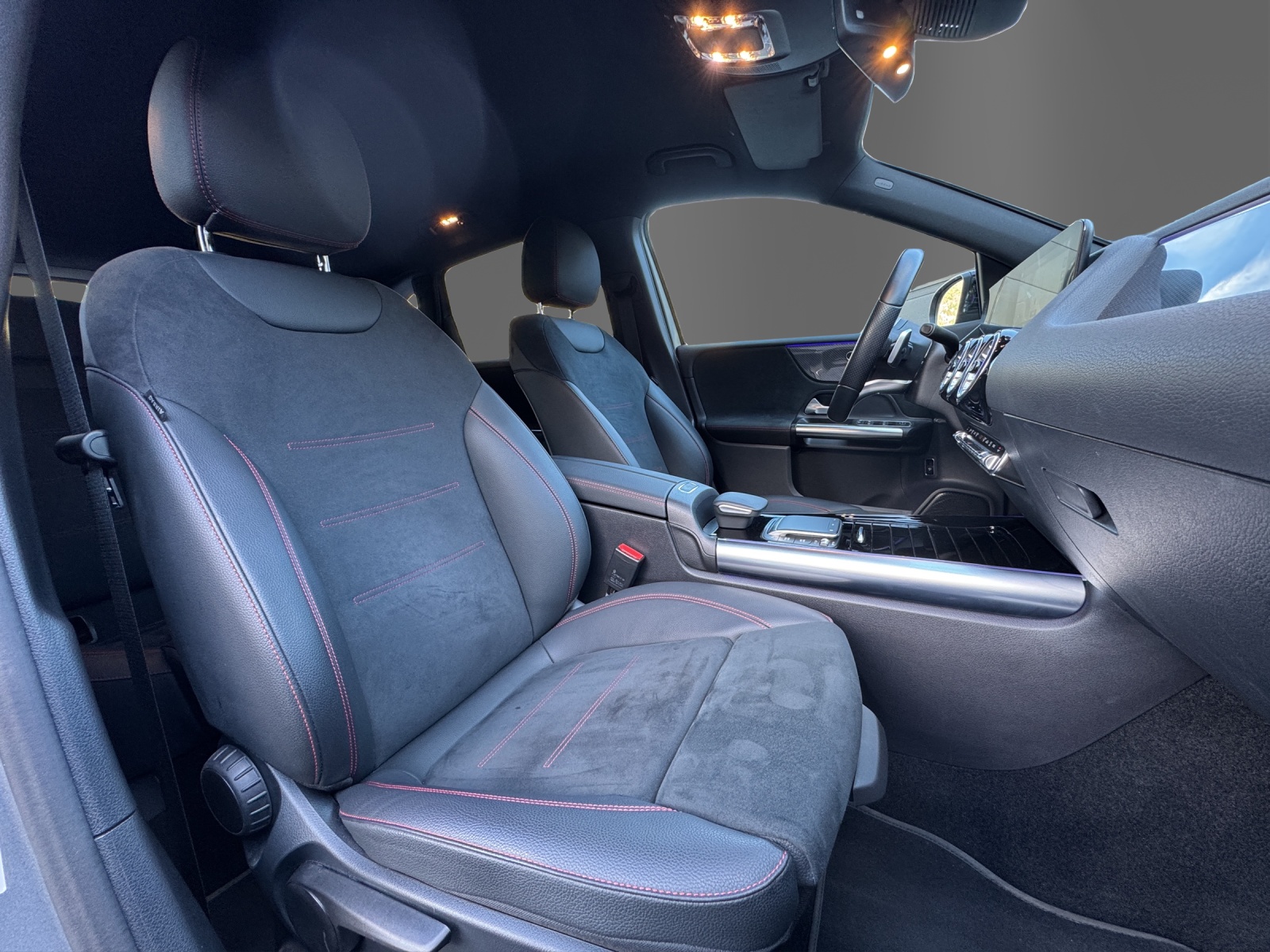 MERCEDES-BENZ B 200 d 4Matic AMG Line-image-17