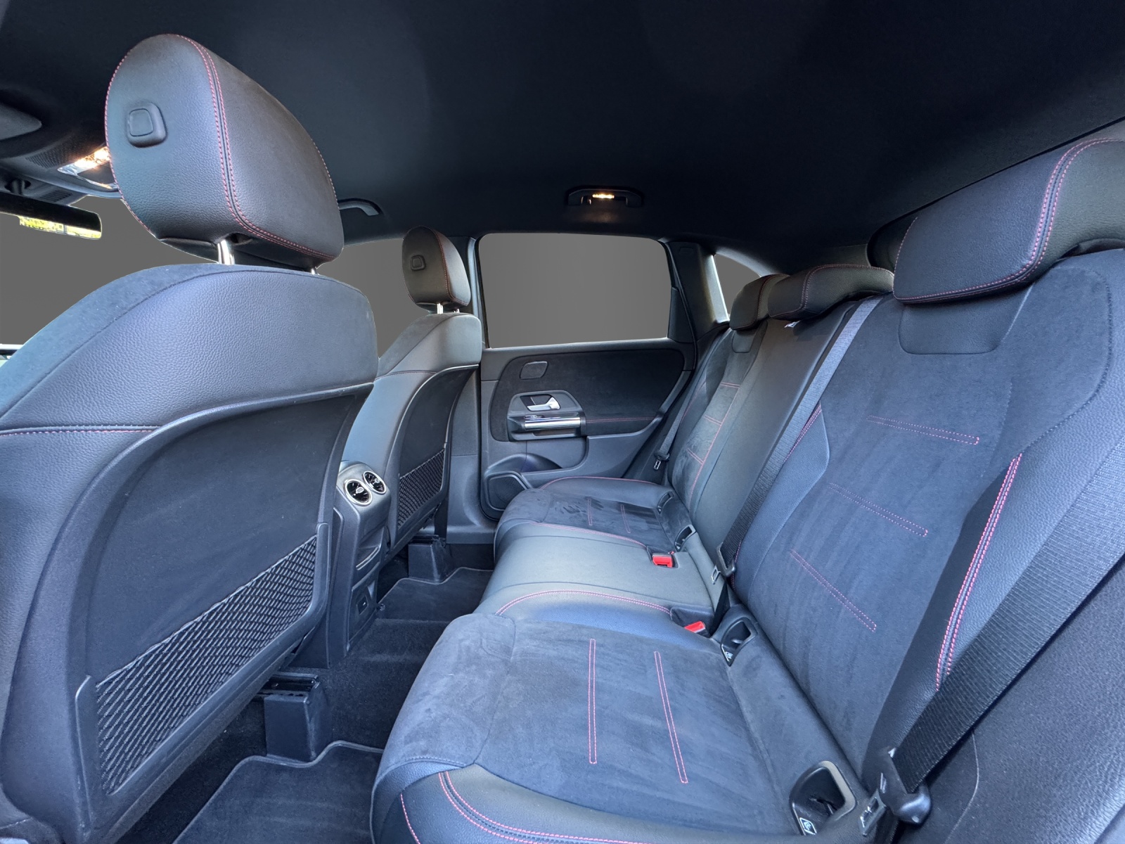 MERCEDES-BENZ B 200 d 4Matic AMG Line-image-12