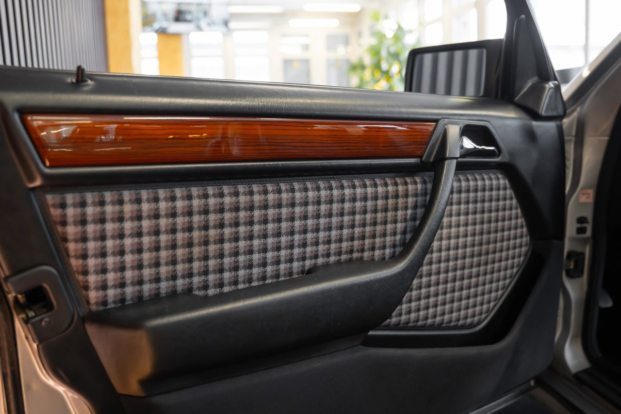 MERCEDES-BENZ E 220 T Automatic-image-19