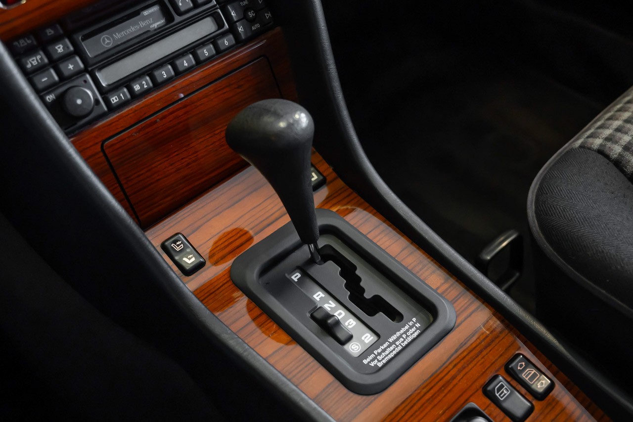 MERCEDES-BENZ E 220 T Automatic-image-24