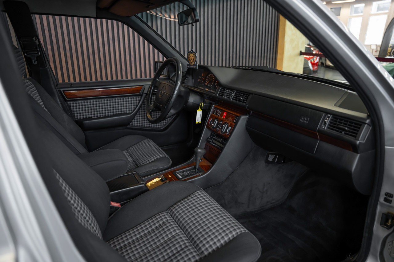 MERCEDES-BENZ E 220 T Automatic-image-14