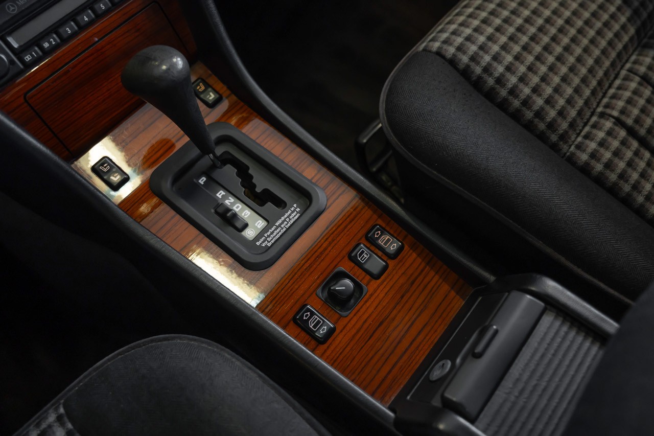 MERCEDES-BENZ E 220 T Automatic-image-25