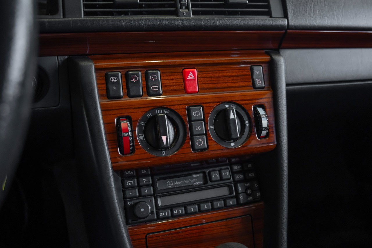MERCEDES-BENZ E 220 T Automatic-image-20