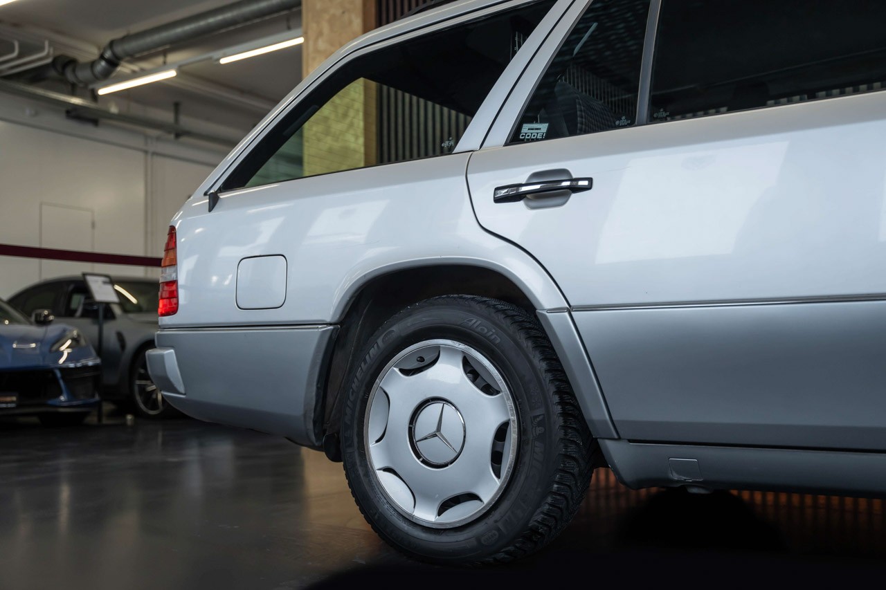 MERCEDES-BENZ E 220 T Automatic-image-10