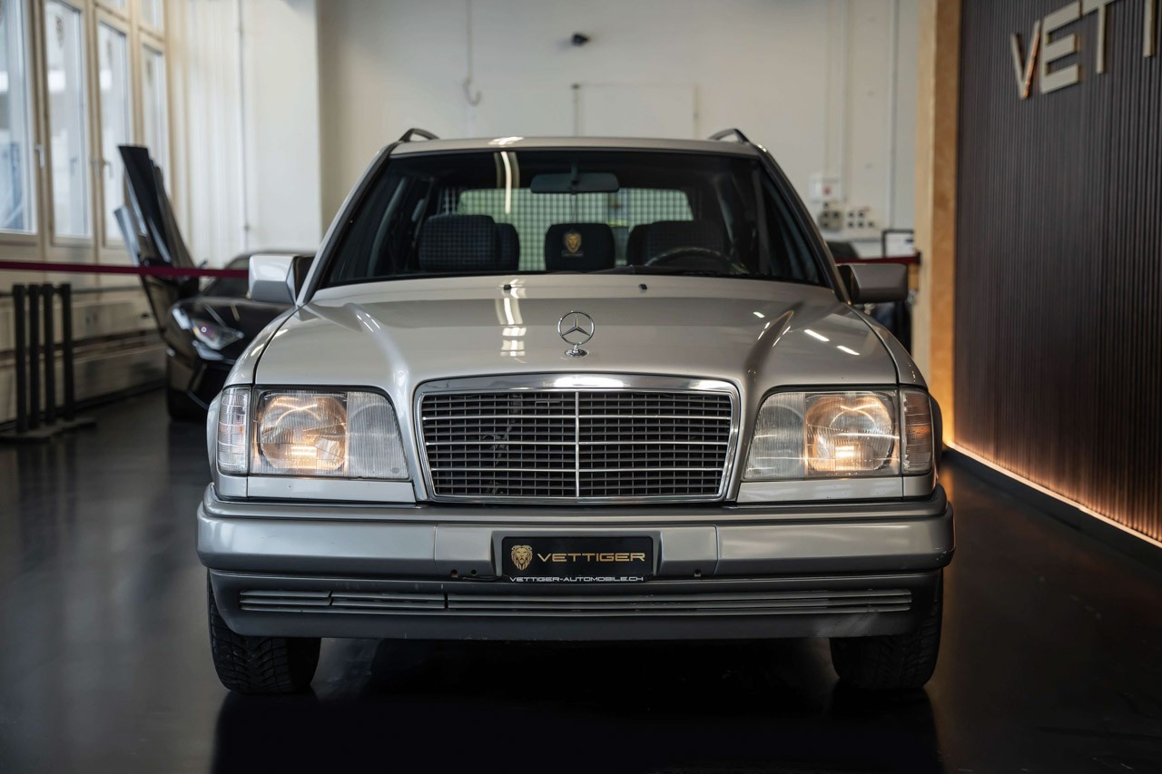 MERCEDES-BENZ E 220 T Automatic-showroom-element-1