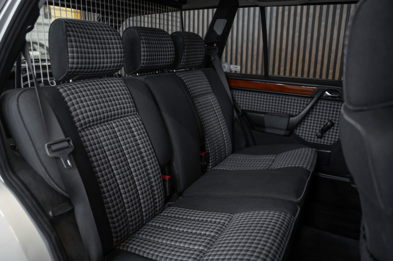 MERCEDES-BENZ E 220 T Automatic-image-17
