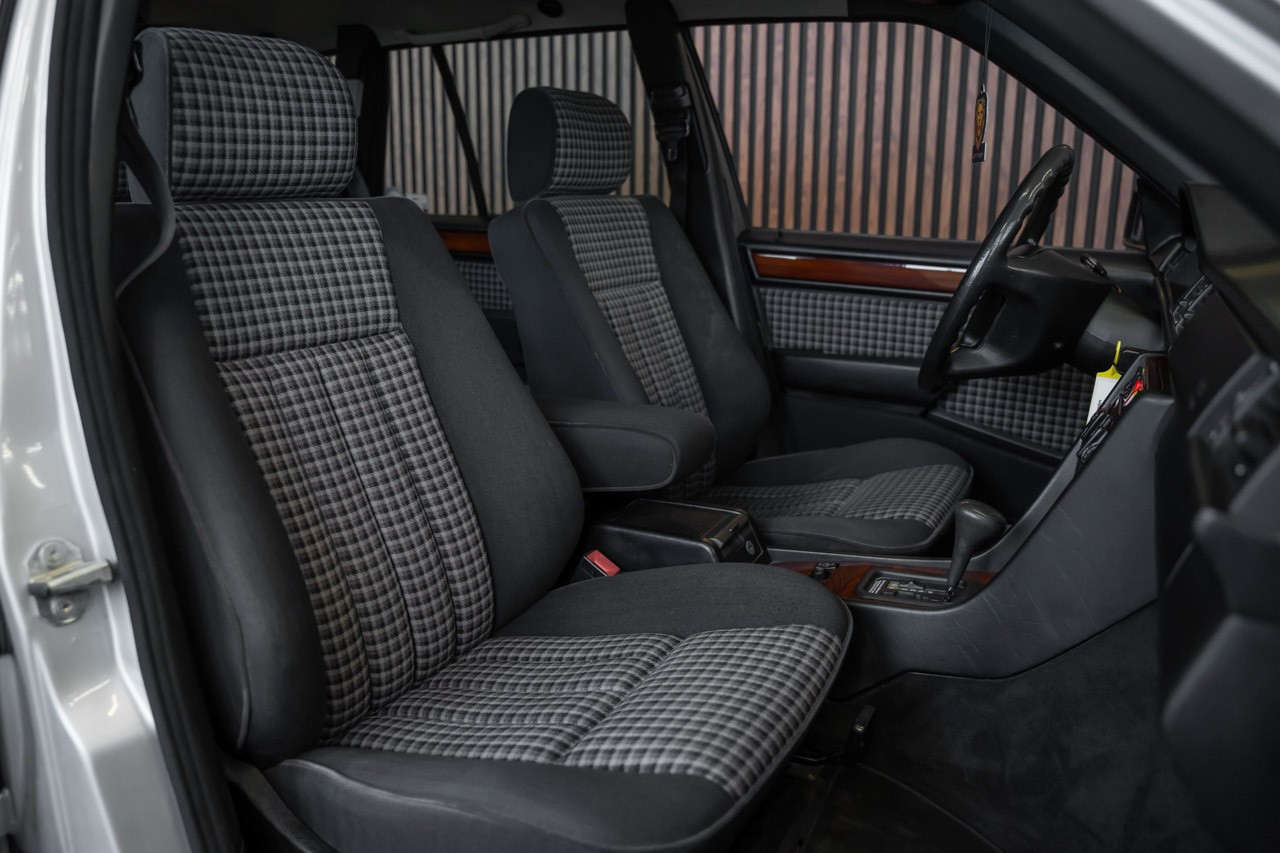 MERCEDES-BENZ E 220 T Automatic-image-16