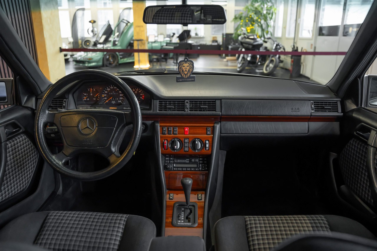 MERCEDES-BENZ E 220 T Automatic-image-11
