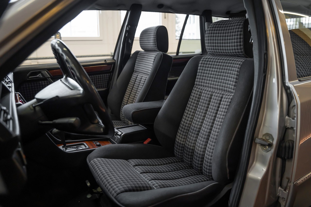 MERCEDES-BENZ E 220 T Automatic-image-13