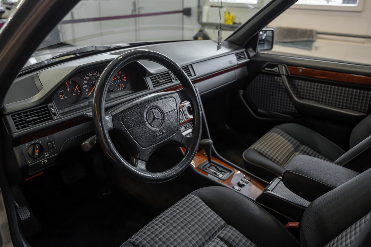 MERCEDES-BENZ E 220 T Automatic-image-12
