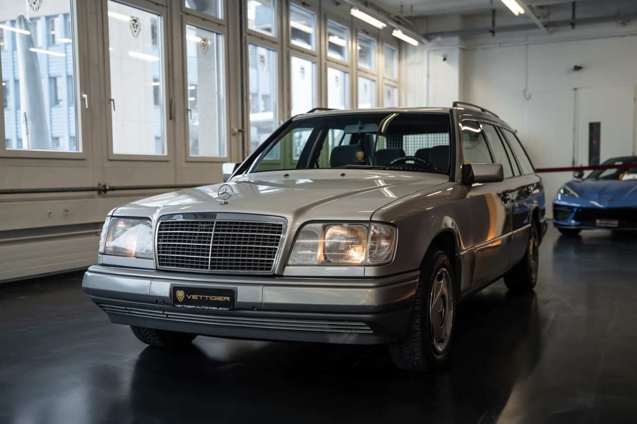 MERCEDES-BENZ E 220 T Automatic-showroom-element-2