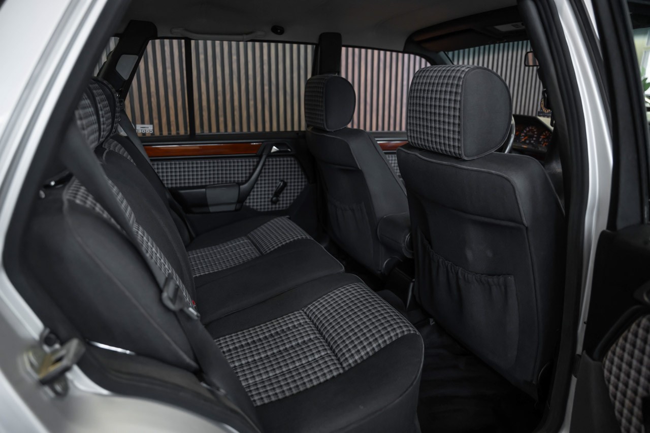 MERCEDES-BENZ E 220 T Automatic-image-18