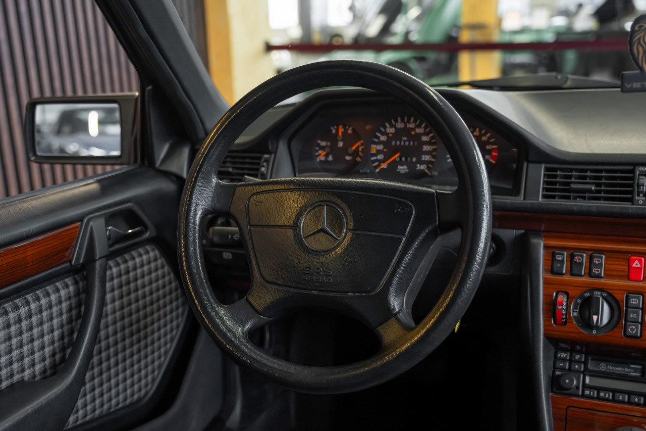 MERCEDES-BENZ E 220 T Automatic-image-23