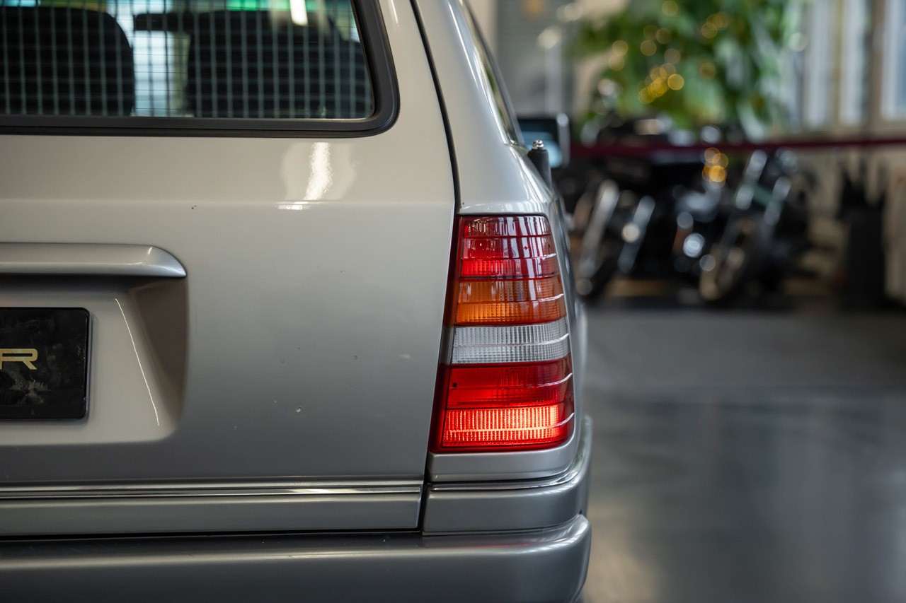 MERCEDES-BENZ E 220 T Automatic-image-8