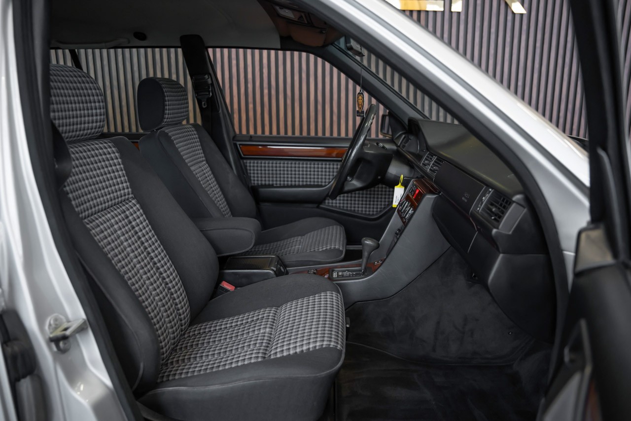 MERCEDES-BENZ E 220 T Automatic-image-15