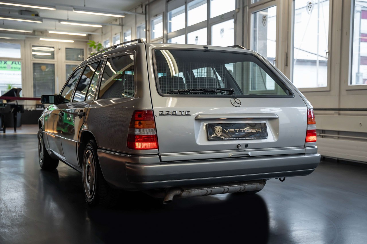 MERCEDES-BENZ E 220 T Automatic-showroom-element-3