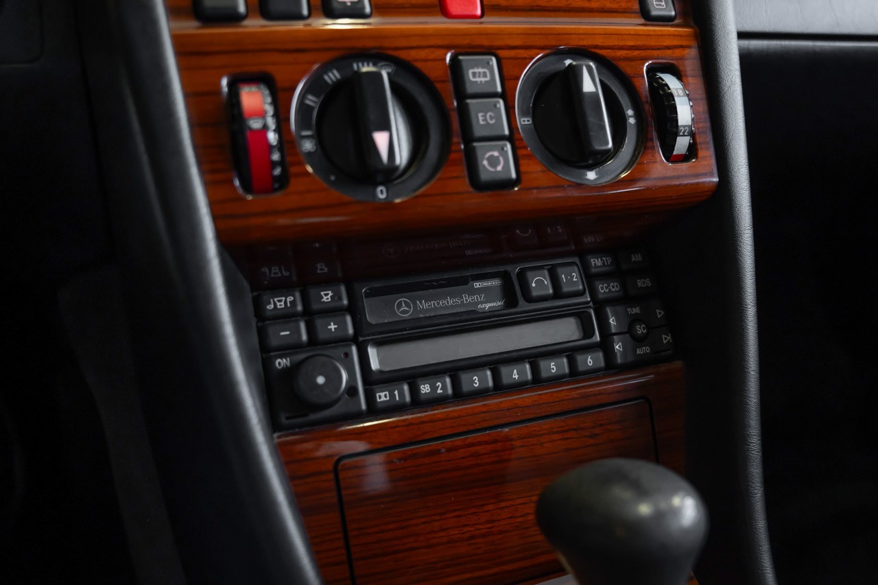 MERCEDES-BENZ E 220 T Automatic-image-21