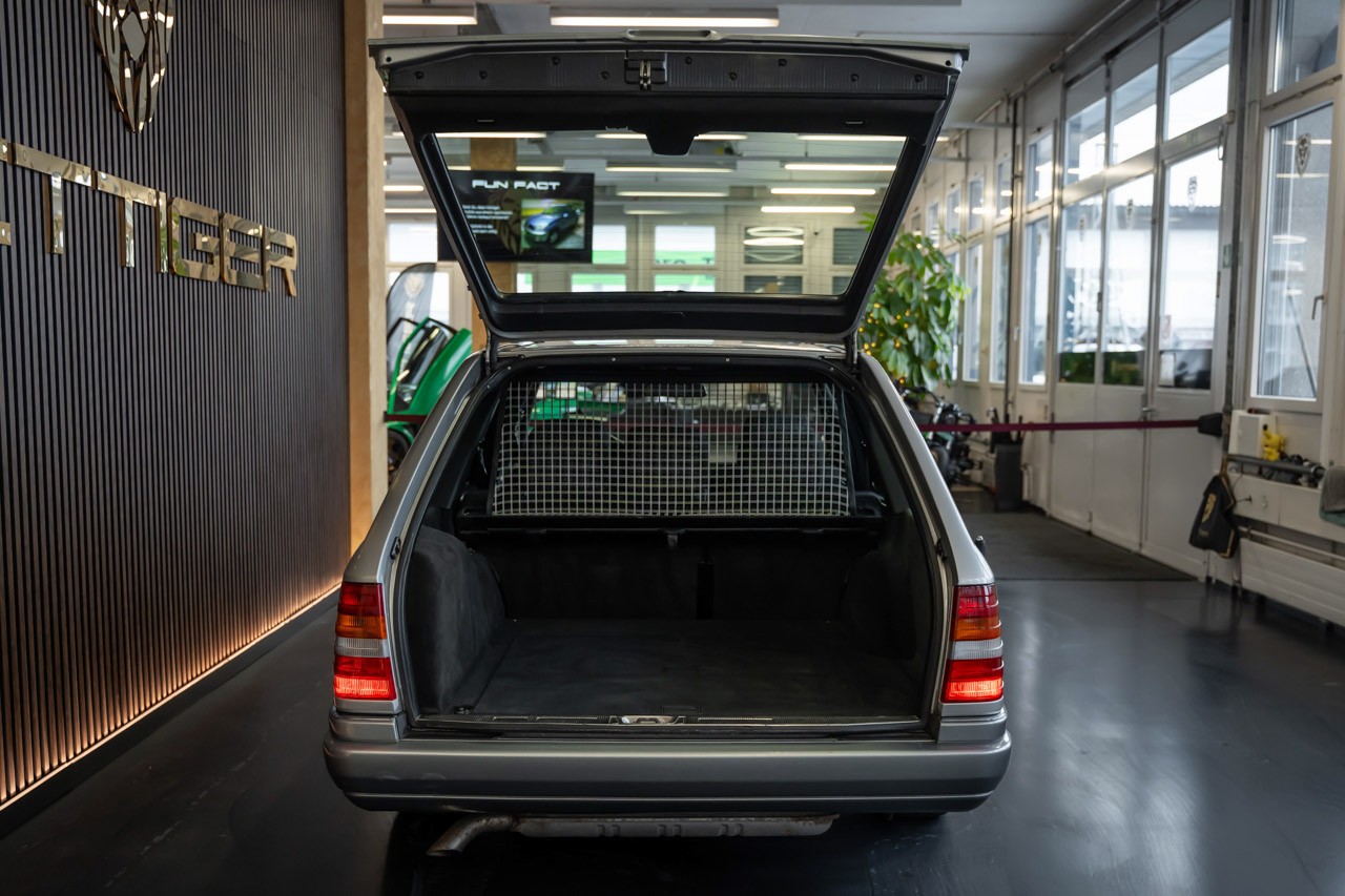 MERCEDES-BENZ E 220 T Automatic-image-5