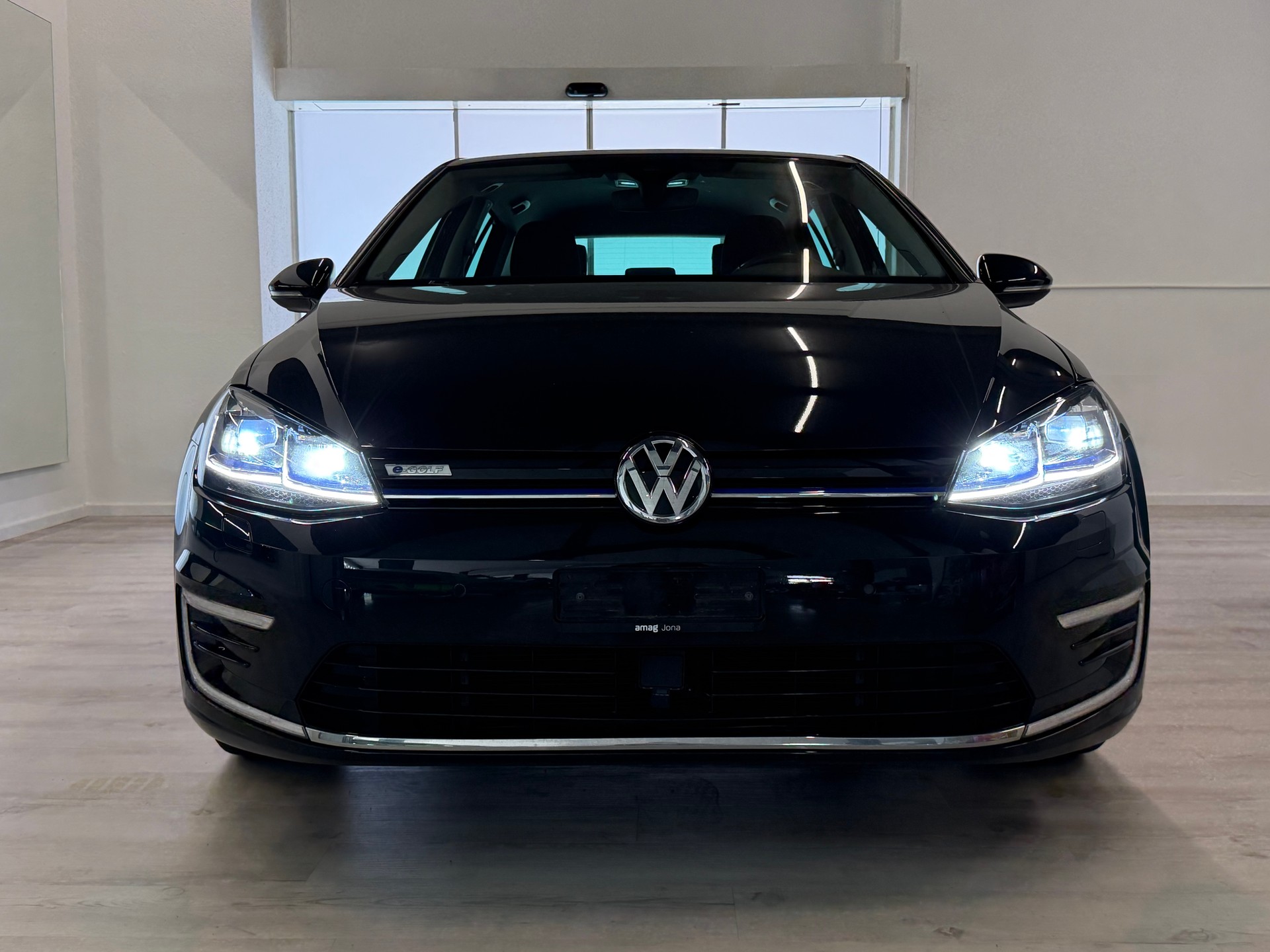 VW e-Golf-showroom-element-1