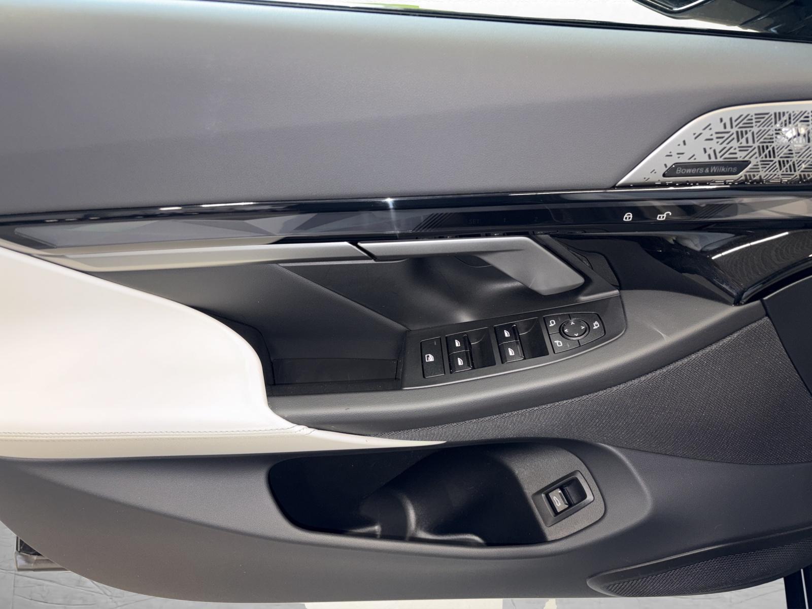 BMW i5 xDrive40-image-16