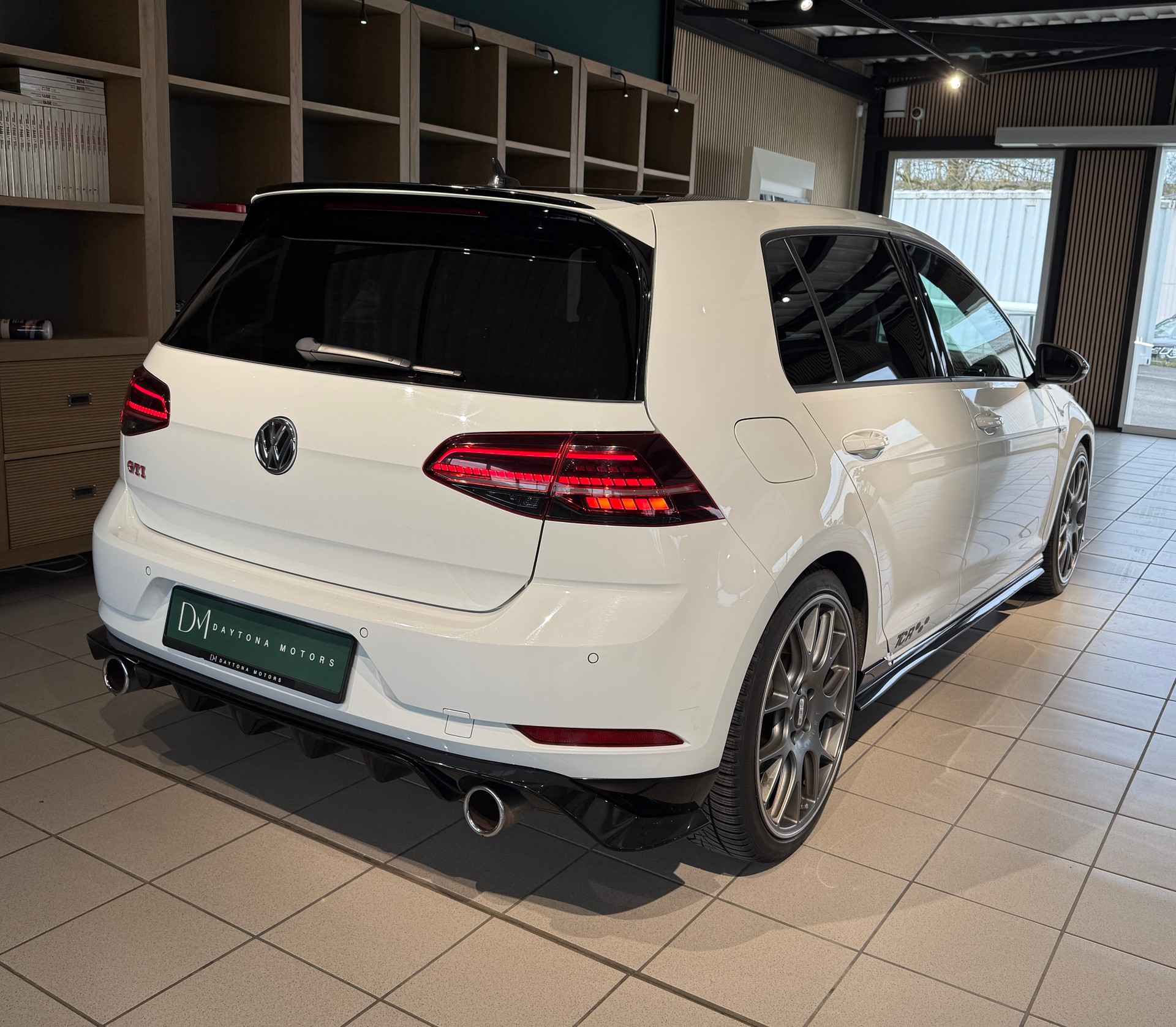 VW Golf 2.0 TSI GTI TCR DSG-showroom-element-3