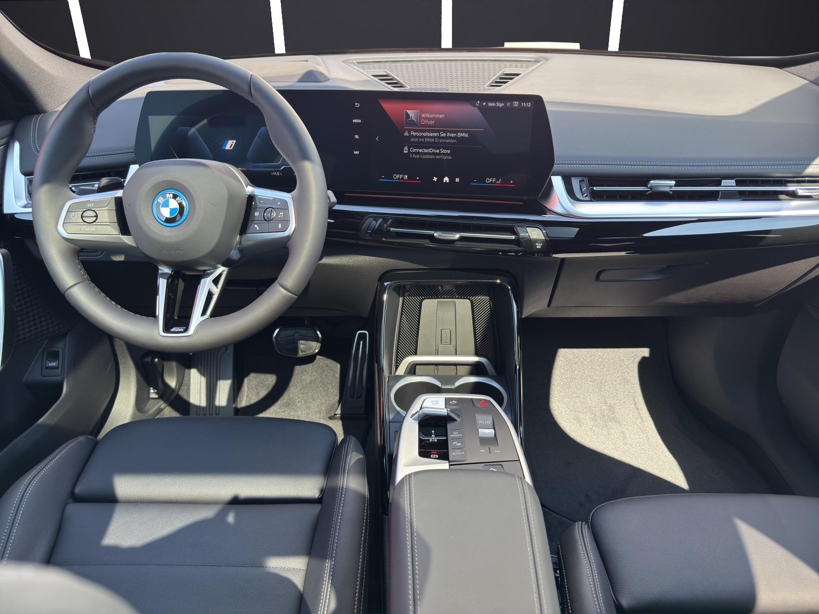 BMW iX1 30 xDrive-image-16