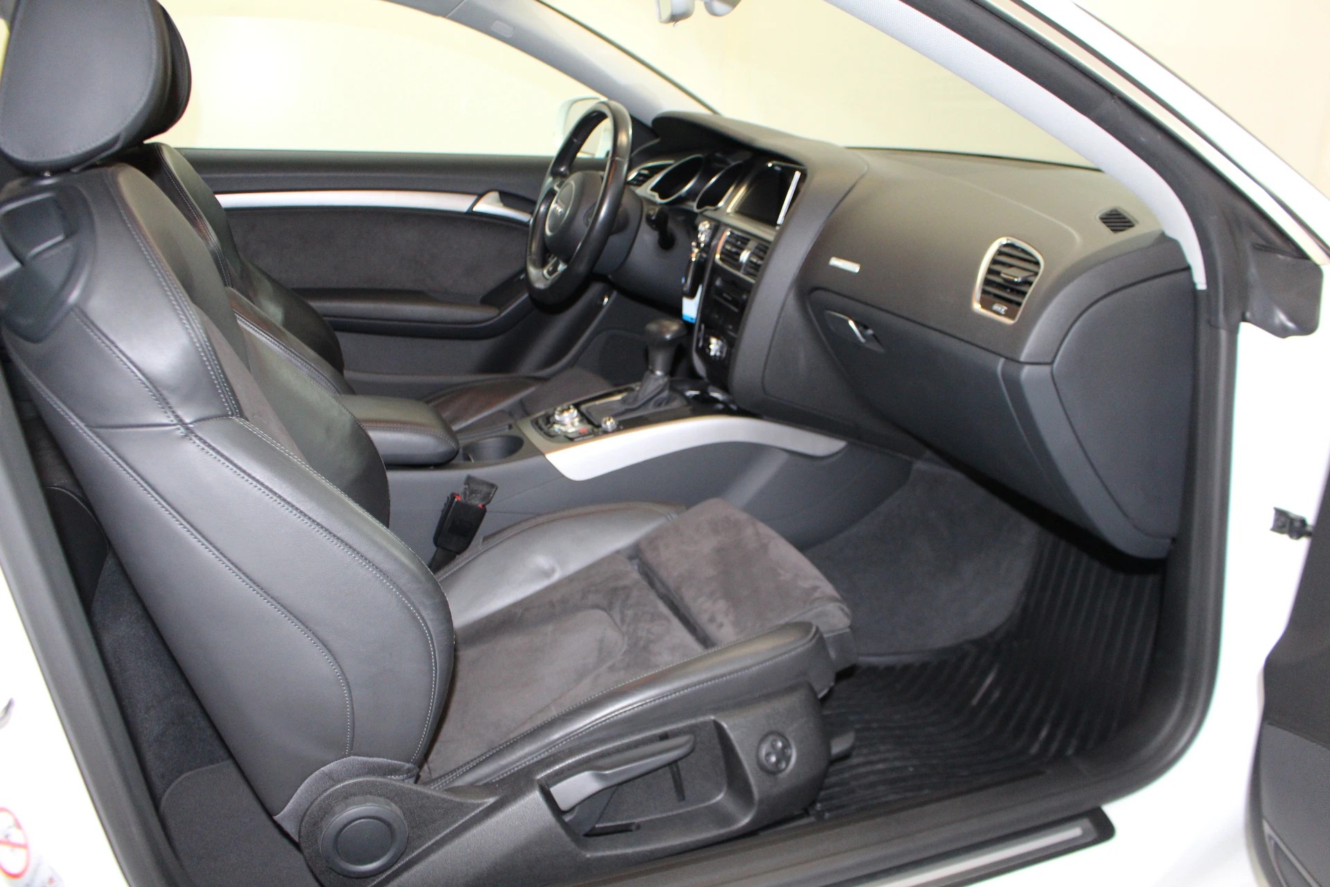 AUDI A5 Coupé 1.8 TFSI 170 M-Tronic-image-9