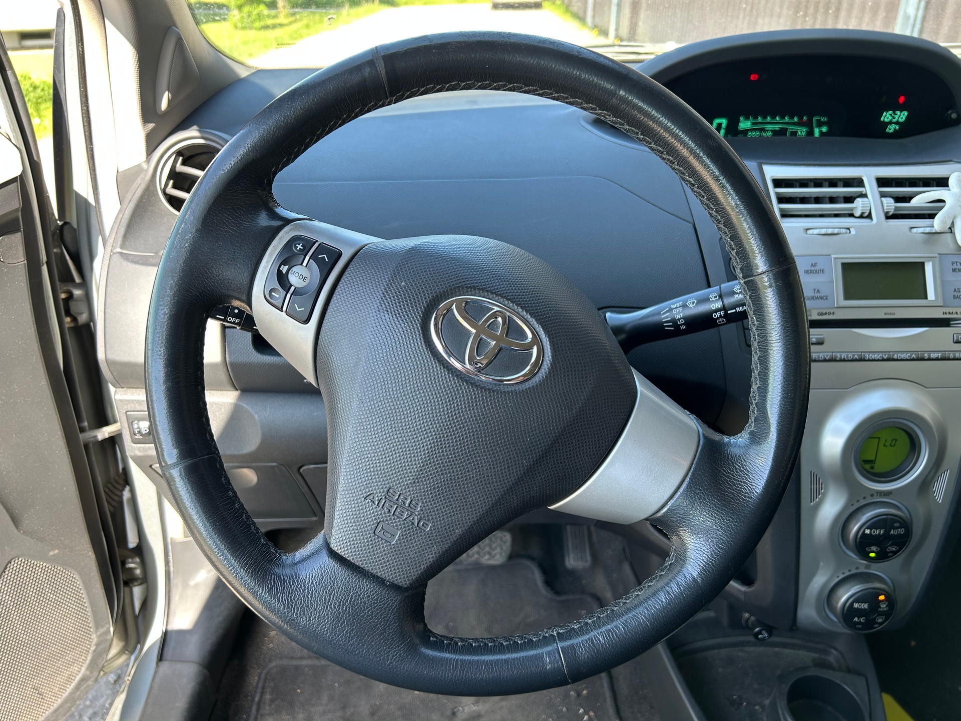 TOYOTA Yaris 1.3 Linea Sol Automatisch-image-10