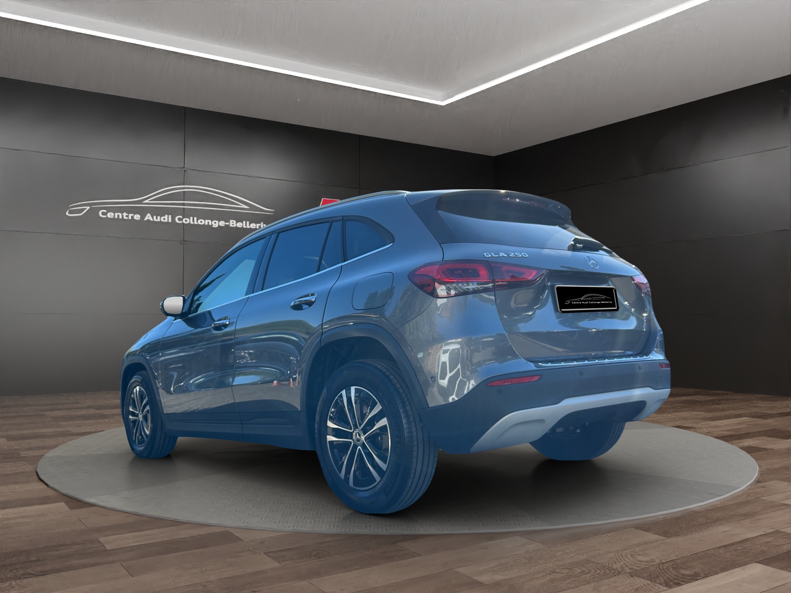 MERCEDES-BENZ GLA 250 4Matic Style 8G-DCT-showroom-element-3
