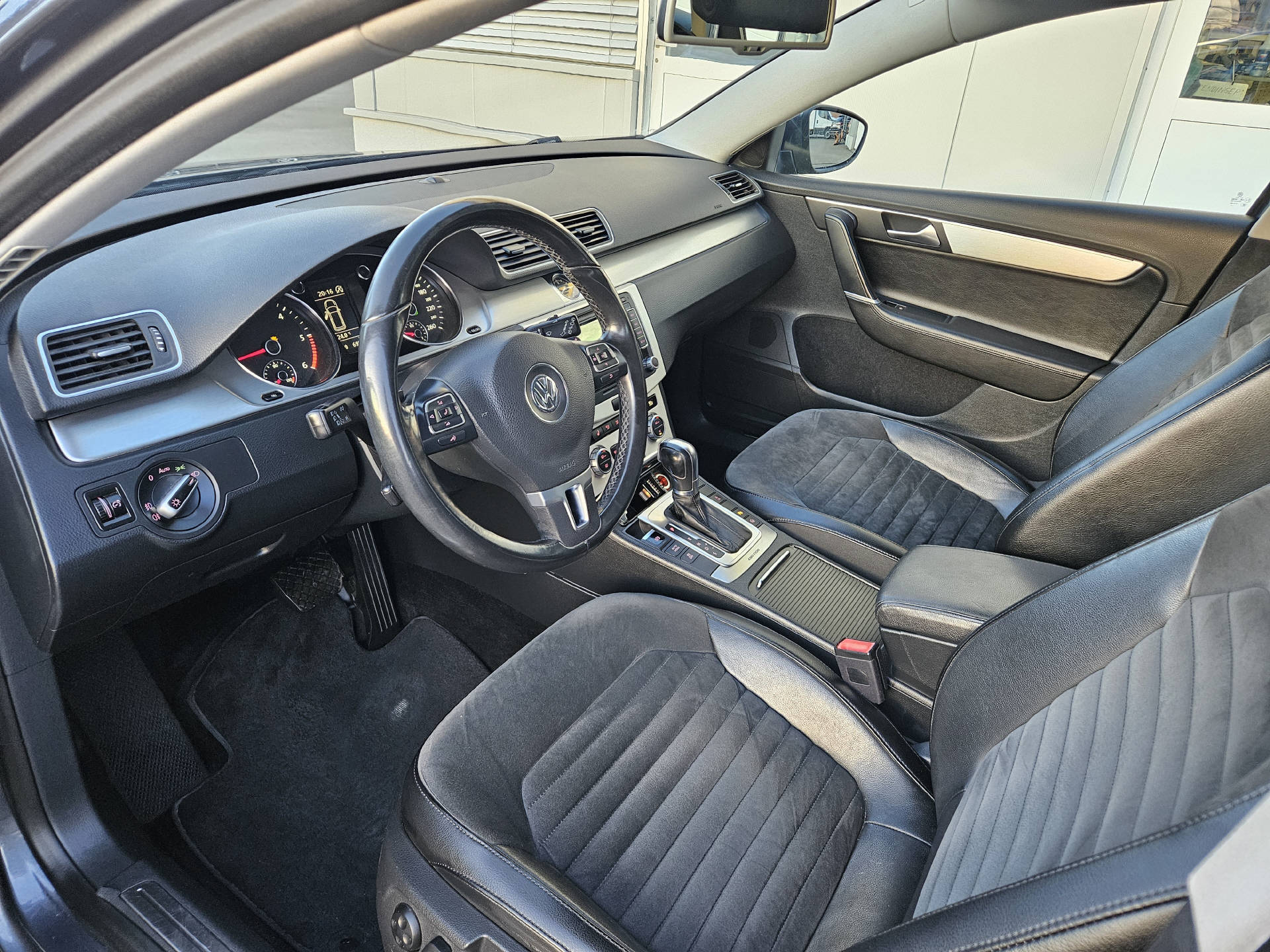 VW Passat Variant 2.0 TDI 170 BlueMT High.DSG 4m-image-10