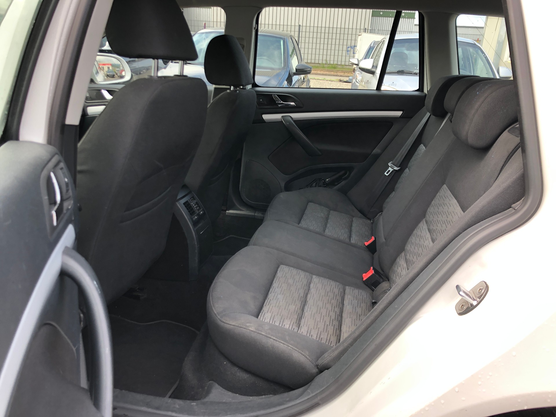 SKODA Octavia Combi 2.0 TDI Adventure 4x4 DSG-image-6