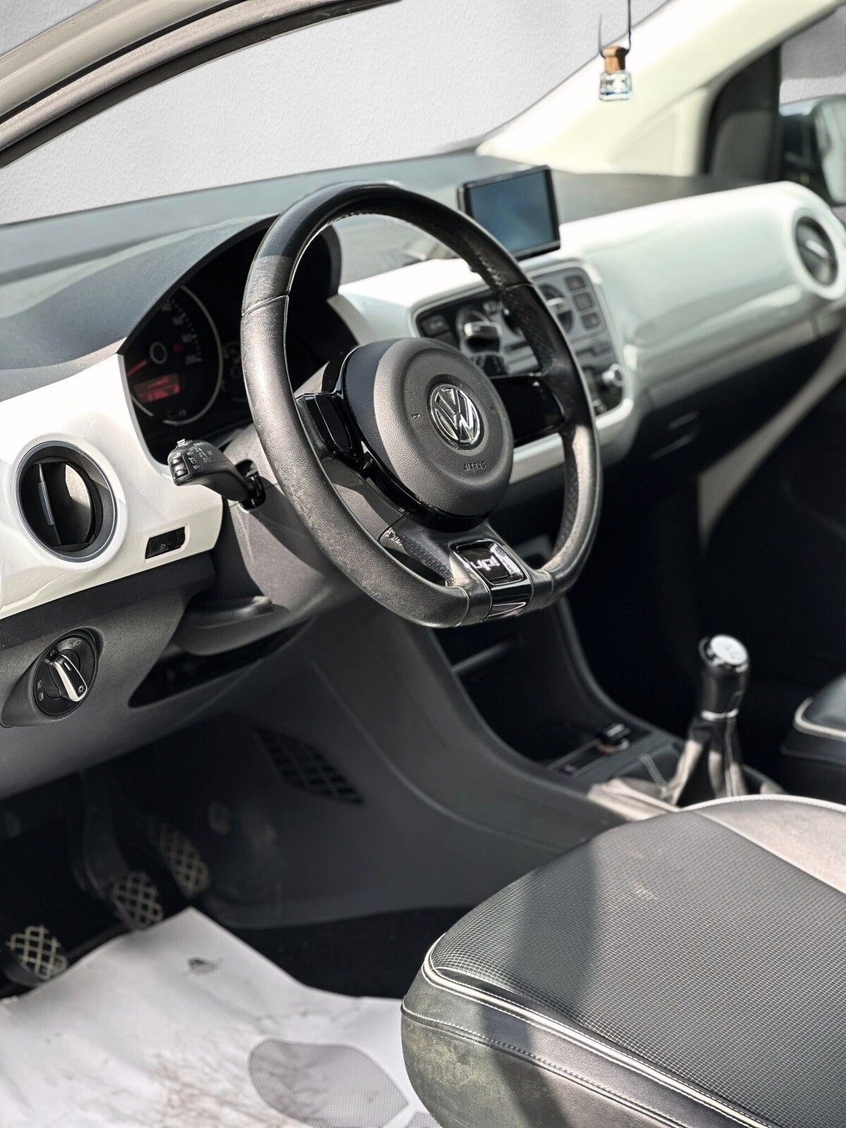 VW Up 1.0 BMT white up-image-9