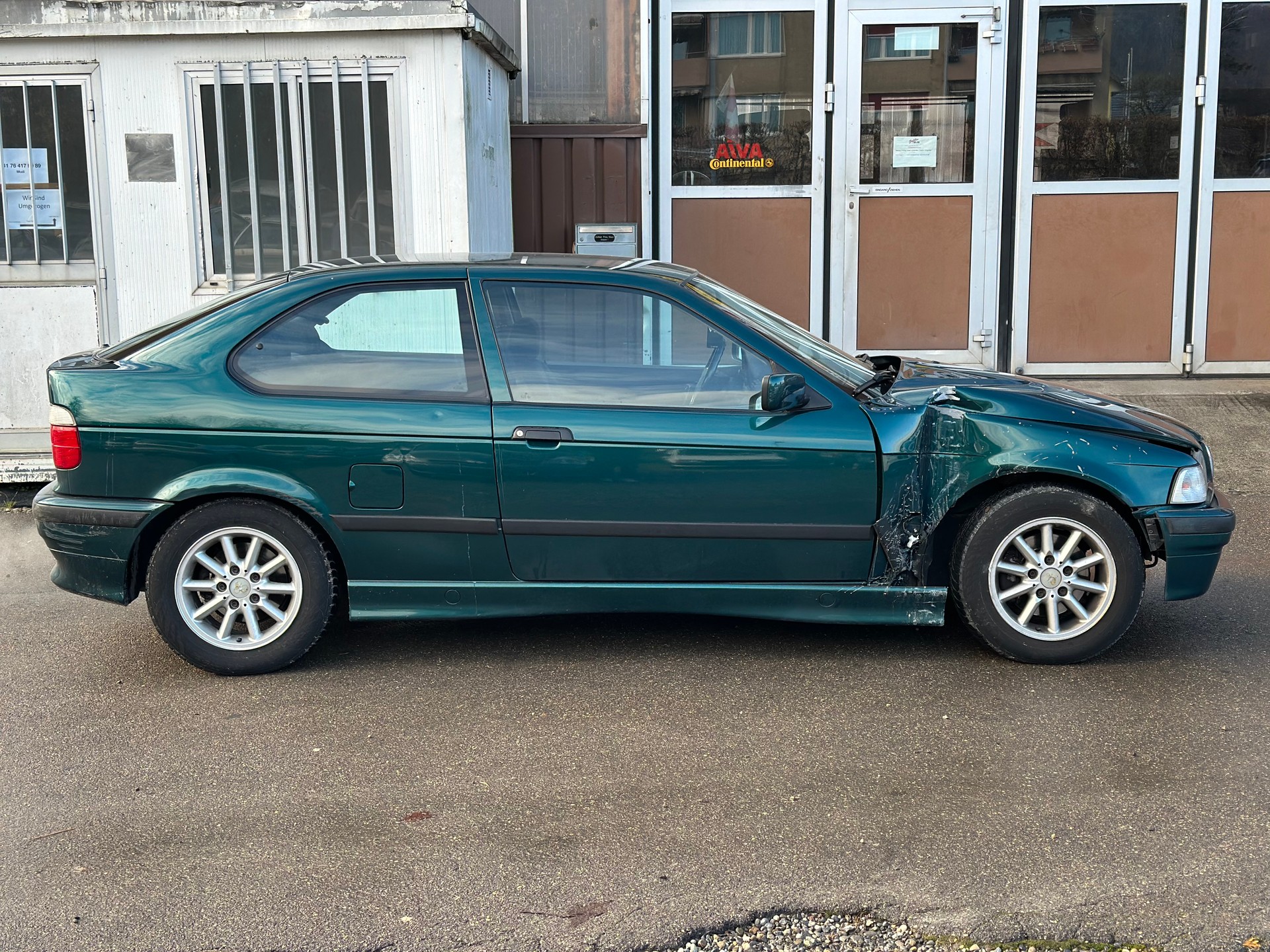 BMW 316i Compact-image-1