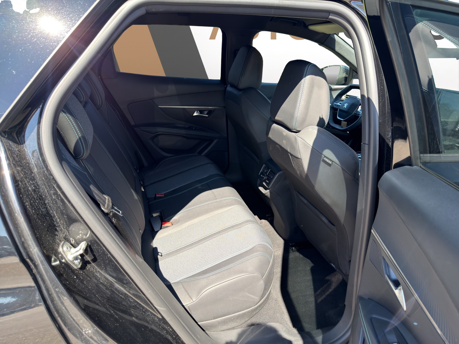 PEUGEOT 2008 1.2 Hybrid 145 Style-image-15