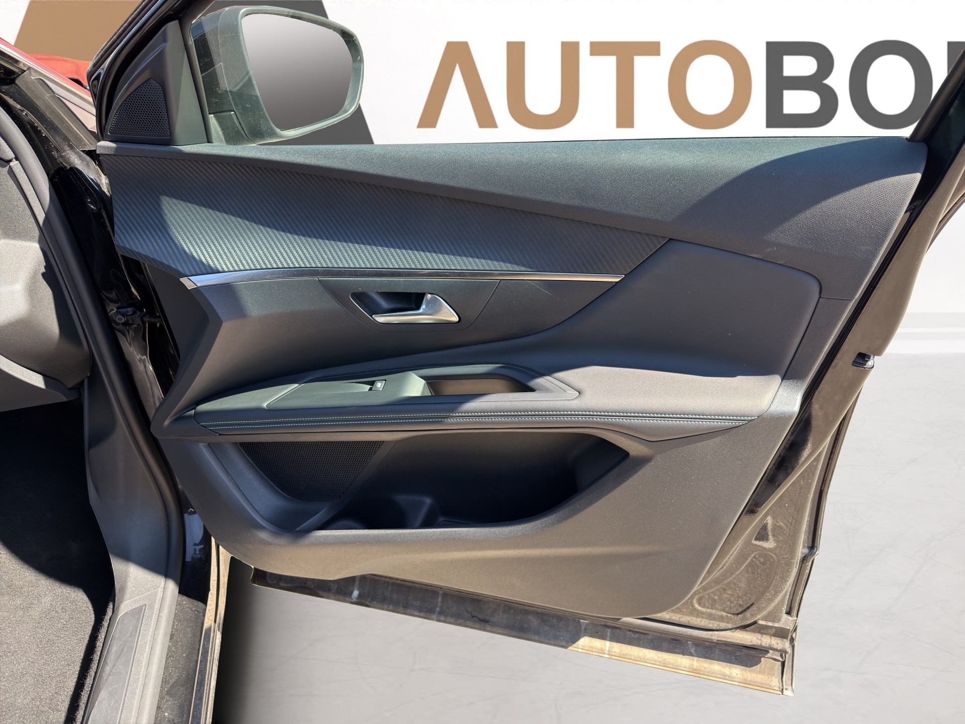 PEUGEOT 2008 1.2 Hybrid 145 Style-image-14