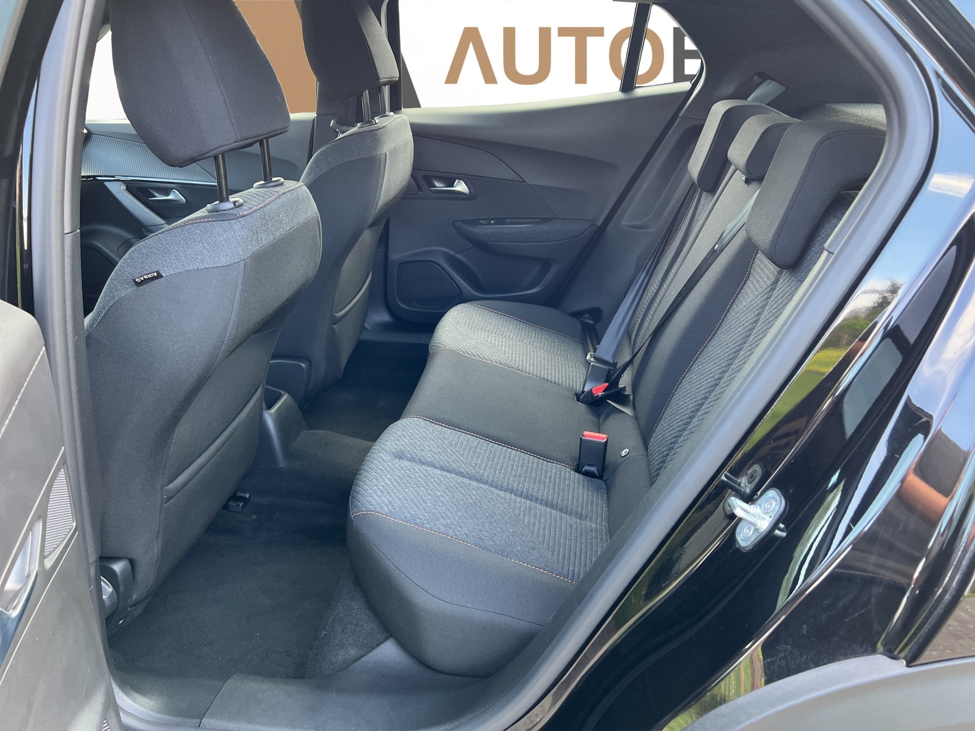 PEUGEOT 2008 1.2 Hybrid 145 Style-image-16
