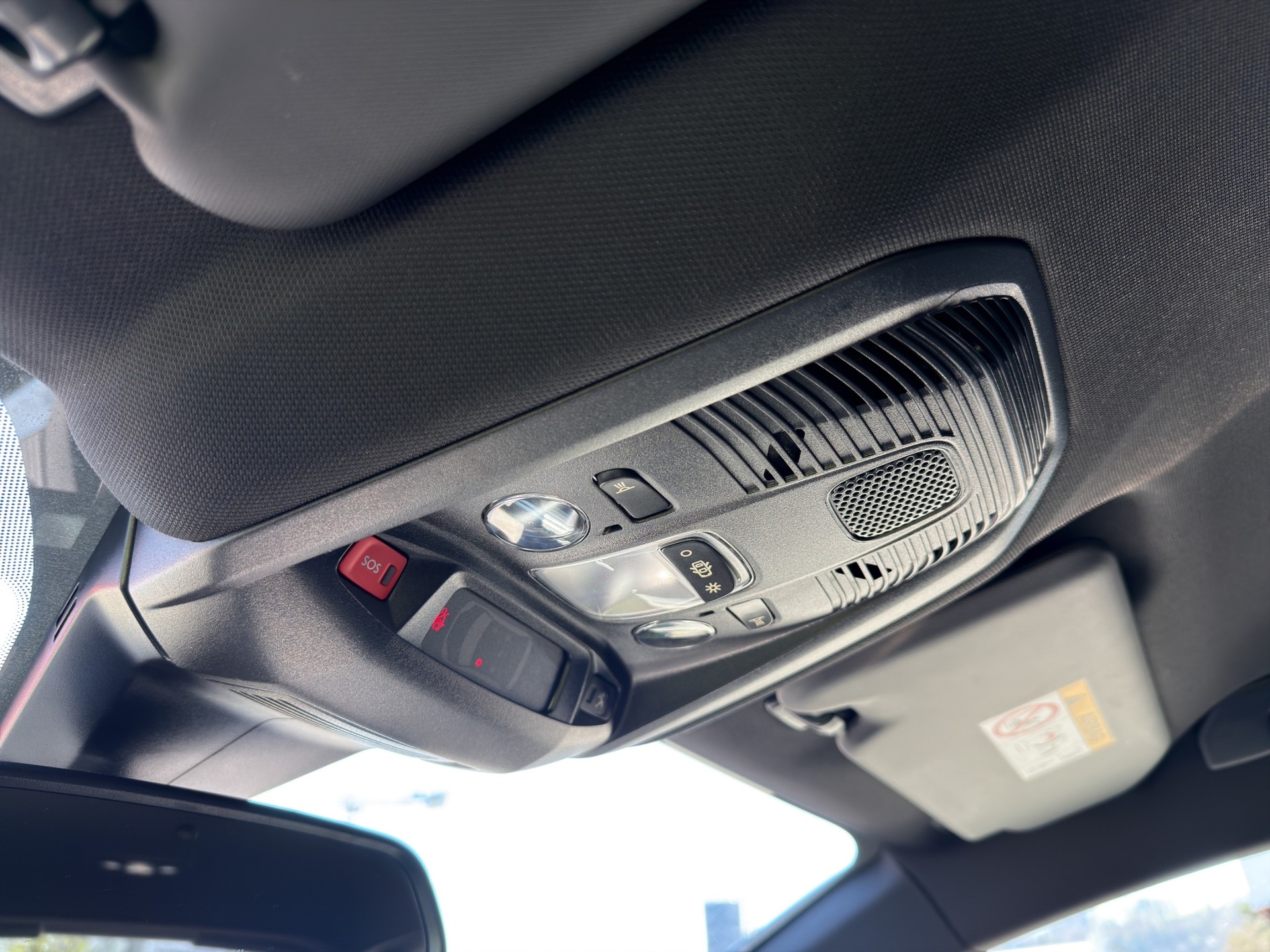 PEUGEOT 2008 1.2 Hybrid 145 Style-image-41