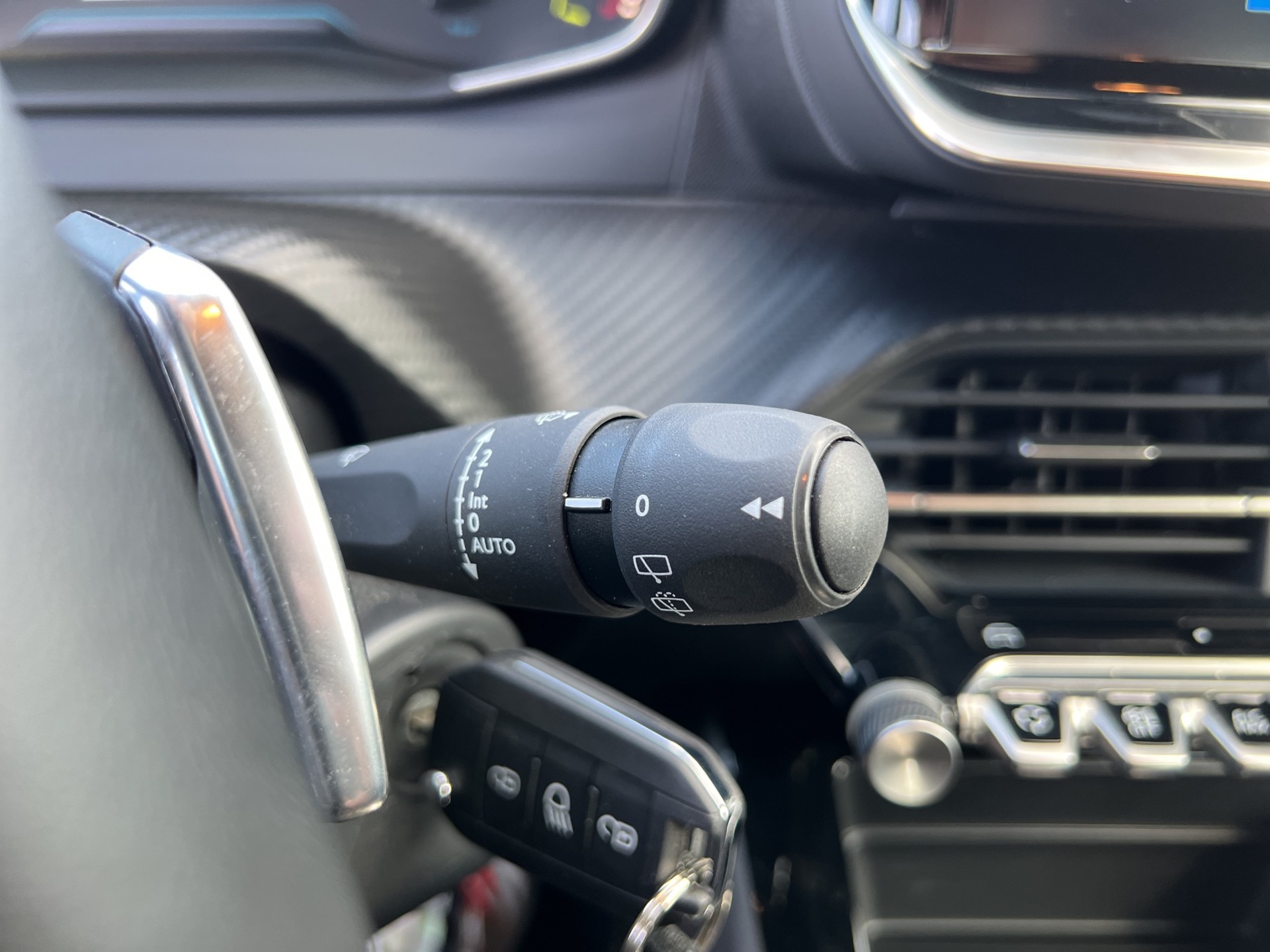 PEUGEOT 2008 1.2 Hybrid 145 Style-image-30