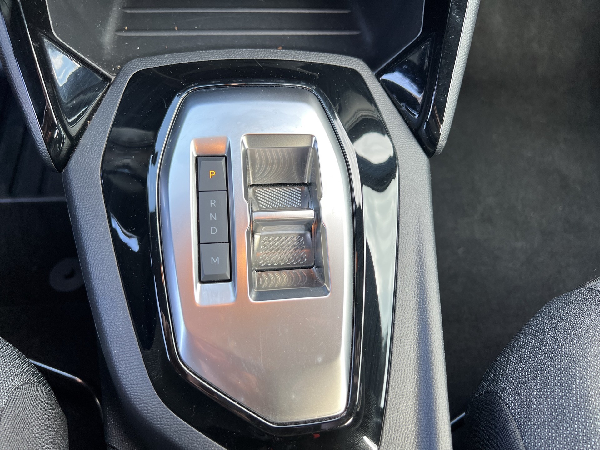 PEUGEOT 2008 1.2 Hybrid 145 Style-image-32