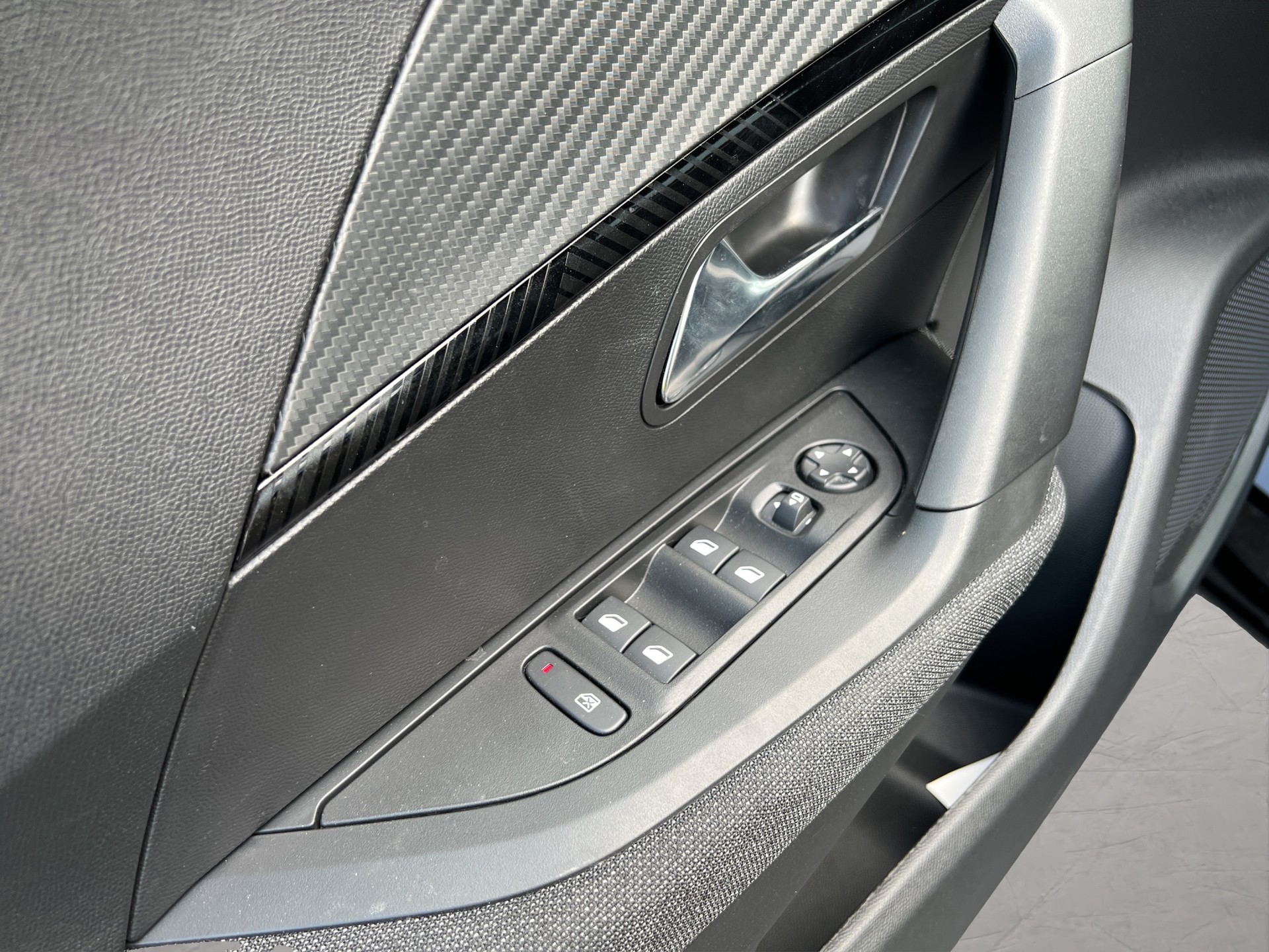 PEUGEOT 2008 1.2 Hybrid 145 Style-image-10