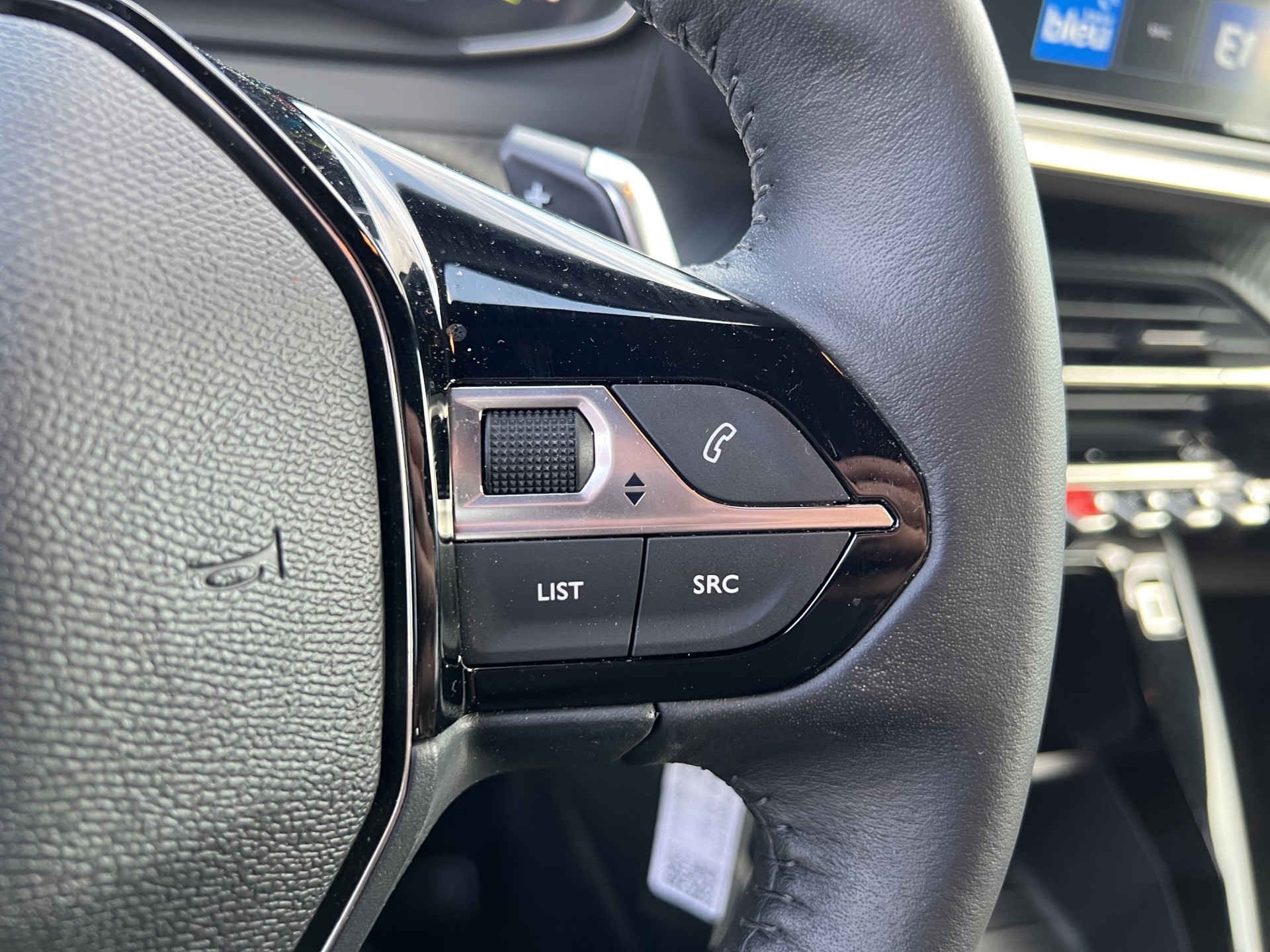 PEUGEOT 2008 1.2 Hybrid 145 Style-image-29