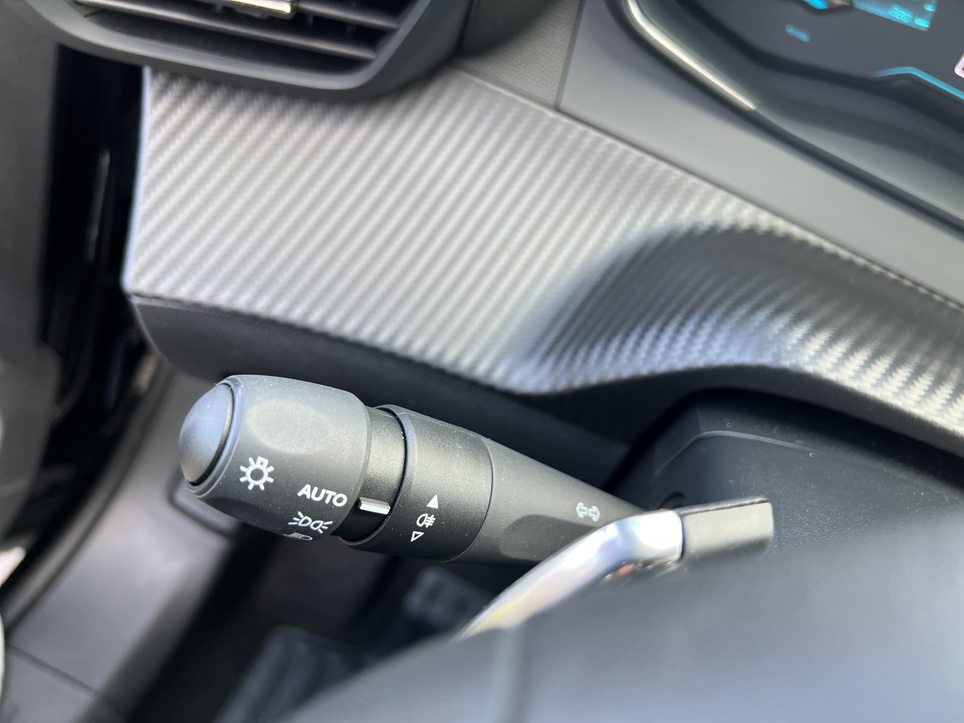 PEUGEOT 2008 1.2 Hybrid 145 Style-image-28